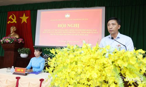 Đại biểu HĐND thành phố Đồng Nai Nguyễn Gia Hòa, Bí thư Đảng ủy, Chủ tịch HĐND phường Lộc Ninh phát biểu tại hội nghị. Ảnh: Văn Hùng