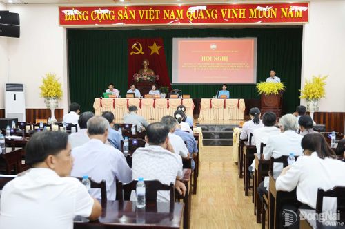 Đại biểu HĐND thành phố Đồng Nai và phường Lộc Ninh tiếp xúc cử tri phường Lộc Ninh. Ảnh: Văn Hùng