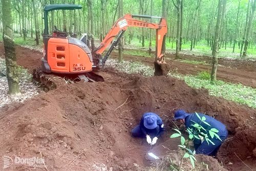 Thành viên Đội K72 tìm kiếm hài cốt liệt sĩ. Ảnh: ĐVCC