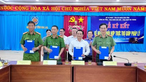 Đại diện các cơ quan liên quan ký kết kế hoạch phối hợp. Ảnh: N.L
