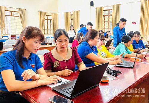Đoàn viên thanh niên xã Lợi Bác hướng dẫn các bí thư chi bộ, trưởng thôn đăng tải, chia sẻ thông tin trên mạng xã hội