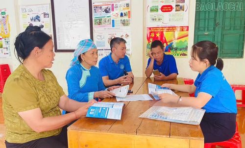 Cán bộ BHXH cơ sở Mường Khương tư vấn, giải đáp chính sách BHYT cho người dân.