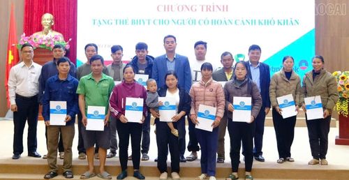 Người dân trên địa bàn các xã do BHXH cơ sở Mường Khương quản lý còn gặp nhiều khó khăn khi tiếp cận các chính sách BHXH, BHYT. (Trong ảnh: Chương trình trao tặng thẻ BHYT cho người dân có hoàn cảnh khó khăn trên địa bàn năm 2025).