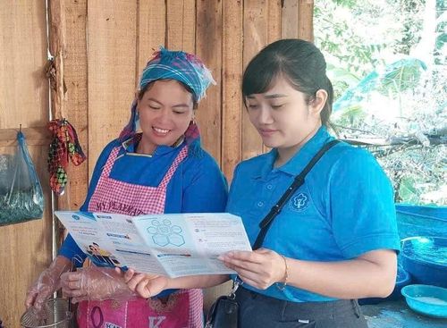 Với phương châm “Đi từng ngõ, gõ từng nhà, rà từng đối tượng”, cán bộ BHXH cơ sở Mường Khương trực tiếp tư vấn, giải thích để người dân hiểu rõ quyền lợi và trách nhiệm khi tham gia BHXH, BHYT.