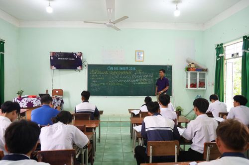 Giáo viên Trường THPT Đắk Glong hướng dẫn học sinh cách ôn thi hiệu quả