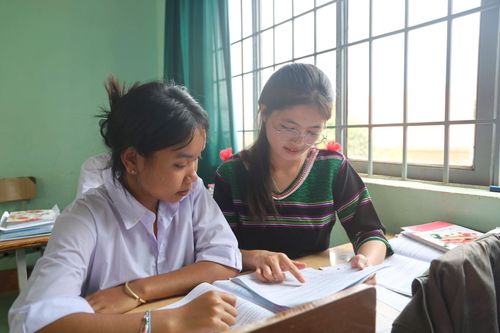 Học sinh Trường THPT Đắk Glong (xã Đắk Glong) hỗ trợ nhau cùng ôn tập trước kỳ thi