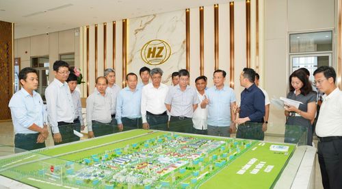 Đoàn công tác của UBND tỉnh Lâm Đồng do Ủy viên Ban Chấp hành Trung ương Đảng, Phó Bí thư Tỉnh ủy, CHủ tịch UBND tỉnh Hồ Văn Mười dẫn đầu tham quan phối cảnh Khu công nghiệp Hàm Kiệm II