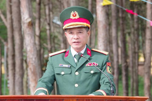 Đại tá Lê Anh Vương, Phó Chỉ huy trưởng, Tham mưu trưởng Bộ Chỉ huy Quân sự tỉnh phát biểu giao nhiệm vụ cho chiến sĩ mới