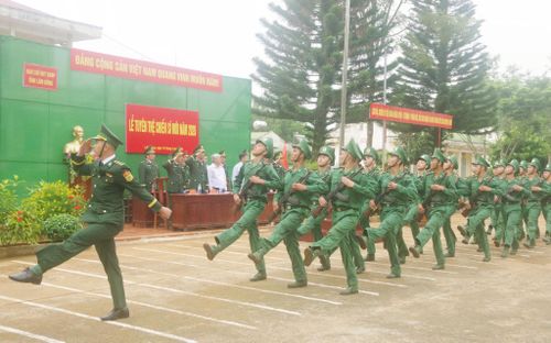Duyệt đội ngũ tại lễ tuyên thệ chiến sĩ mới