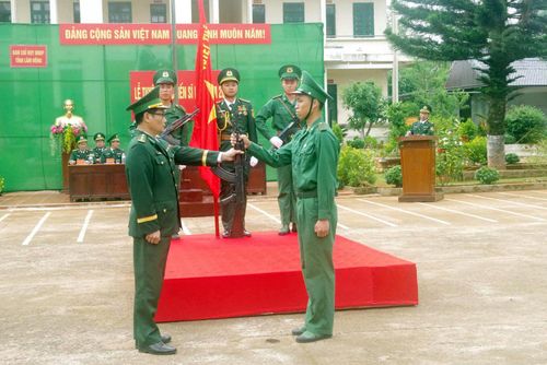 Nghi thức trao súng cho chiến sĩ mới
