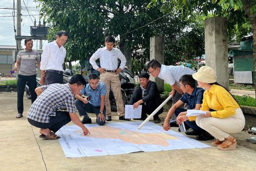 Lãnh đạo UBND xã Krông Nô đi kiểm tra thực tế các thôn, buôn, bon trước khi thống nhất phương án sắp xếp