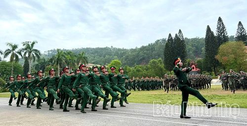 Chiến sĩ mới nhập ngũ năm 2026 tham gia duyệt đội danh dự tại buổi lễ.