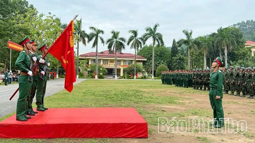 Chiến sĩ mới thực hiện nghi thức tuyên thệ dưới Quân kỳ Quyết thắng.