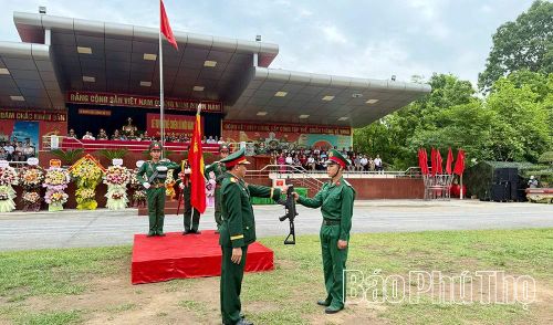 Chỉ huy Lữ đoàn 113 thực hiện nghi thức trao súng cho chiến sĩ mới tại lễ tuyên thệ.