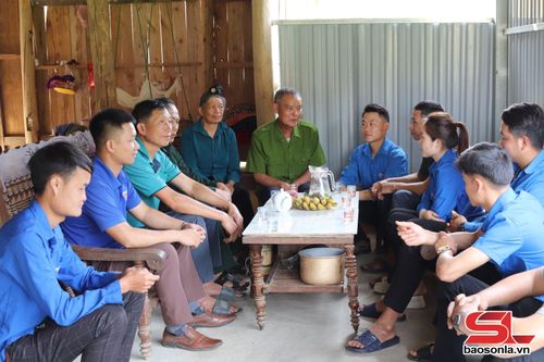 Đoàn viên thanh niên xã Púng Bánh thăm tặng quà cựu chiến binh.