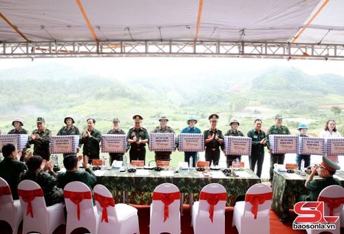 Lãnh đạo Quân khu 2 và các đồng chí lãnh đạo tỉnh Sơn La tặng quà, động viên các lực lượng tham gia diễn tập.