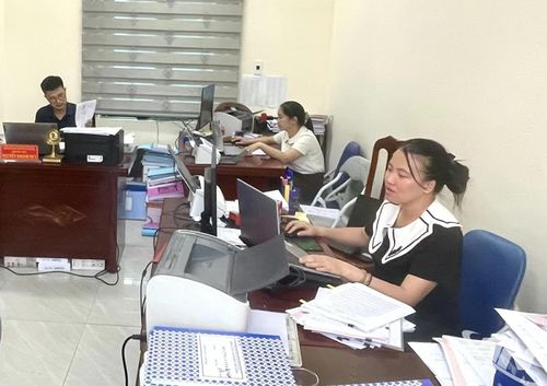 Để bảo đảm tiến độ giải quyết công việc và phục vụ người dân, nhiều cán bộ, công chức phường Bách Quang thường xuyên làm việc ngoài giờ hành chính.