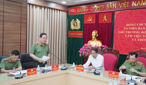 Đồng chí Thiếu tướng Bùi Đức Hải, Giám đốc Công an tỉnh Thái Nguyên báo cáo tóm tắt kết quả hoạt động của ngành.