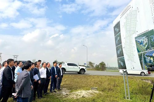 Chủ tịch UBND tỉnh Hà Tĩnh Phan Thiên Định kiểm tra thực tế tại khu công nghiệp Bắc Hồng Lĩnh (ảnh: Nguyễn Oanh).