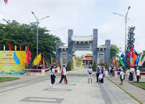 Du khách tham quan, chiêm bái Đền thờ Vua Hùng tại thành phố Cần Thơ. Ảnh: Bình Minh