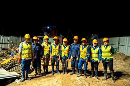 Vì sự kiện quan trọng mang tầm quốc gia, công nhân sẵn sàng tăng ca, làm việc xuyên đêm