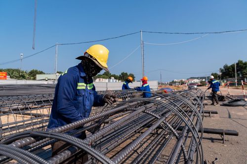 Công nhân nỗ lực làm luôn ngày nghỉ