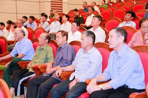 Cử tri tham dự buổi tiếp xúc. Ảnh: Lê Hợi