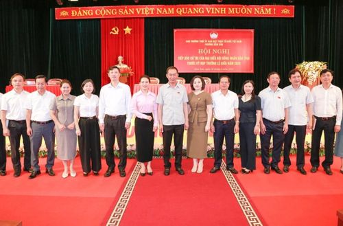 Tổ đại biểu HĐND tỉnh chụp ảnh lưu niệm cùng cử tri. Ảnh: Lê Hợi