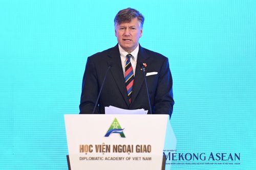 Thứ trưởng Ngoại giao Mỹ Christopher Landau phát biểu. Ảnh: Đỗ Thảo - Mekong ASEAN