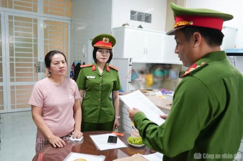 Cơ quan CSĐT Công an TP Cần Thơ tống đạt các quyết định tố tụng đối với Mận.