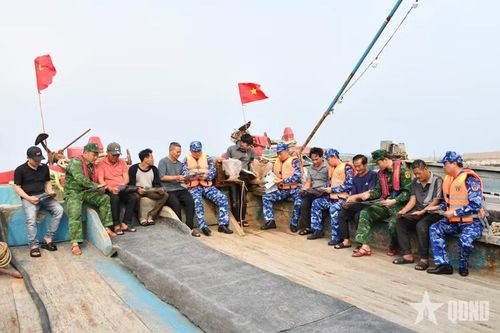 Tuyên truyền pháp luật cho nhân dân, ngư dân khu vực biển Bạch Long Vĩ. Ảnh Báo QĐND