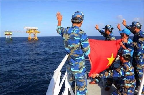 Bảo vệ vững chắc chủ quyền, lợi ích quốc gia trên Biển Đông là một nhiệm vụ trực tiếp, trọng yếu, thường xuyên trong tổng thể chiến lược bảo vệ Tổ quốc Việt Nam xã hội chủ nghĩa. Ảnh: TCCS