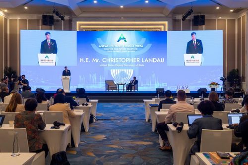 Thứ trưởng Ngoại giao Mỹ Christopher Landau bày tỏ cảm động vì sự hiếu khách của người dân và năng lượng tích cực của Hà Nội.