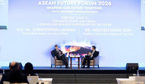 Phiên thảo luận với Thứ trưởng Ngoại giao Christopher Landau được điều hành bởi Tiến sĩ Nguyễn Hùng Sơn, Giám đốc Học viện Ngoại giao.