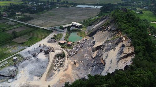 Công ty TNHH Hồng Phượng khai thác đá theo kiểu cắt chân.