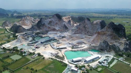 Nhiều mỏ đá tại xã Tống Sơn khai thác lâu năm với đỉnh nhọn như hình bút chì, hoàn toàn không bạt ngọn.