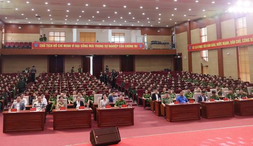 Các đại biểu tham dự chương trình.
