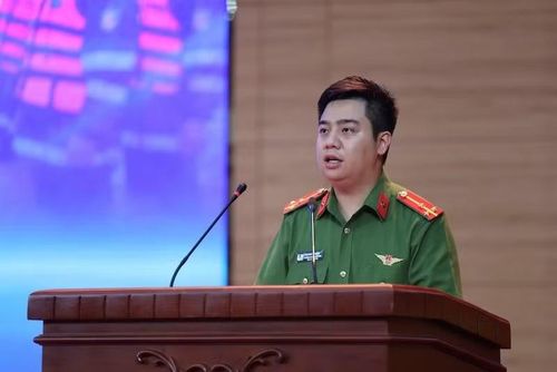 Thượng úy Dương Hải Anh, Trưởng Ban Thanh niên Bộ Tư lệnh CSCĐ phát biểu tại chương trình.