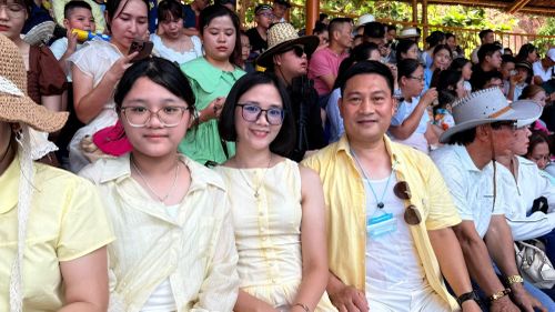 Du khách hào hứng với những tiết mục xiếc do những chú hải cẩu thông minh biểu diễn.