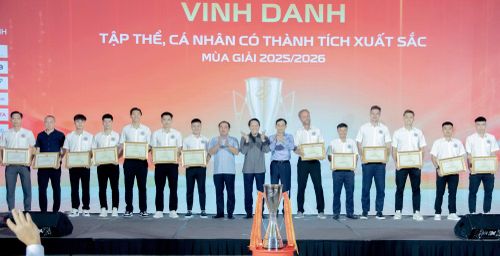 Bộ trưởng Lương Tam Quang trao bằng khen cho các cá nhân thuộc CLB Bóng đá Công an Hà Nội đạt thành tích xuất sắc thời gian qua.