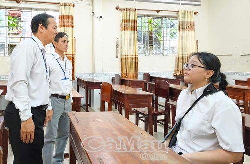 Thầy Huỳnh Hữu Vinh, Phó Trưởng Điểm thi số 003, Phó Hiệu trưởng Trường THPT Cà Mau (bìa trái), đến thăm hỏi, động viên và phổ biến quy chế thi cho em Thư trong ngày làm thủ tục dự thi.