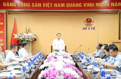 Thứ trưởng Bộ Y tế Trần Văn Thuấn đề nghị khẩn trương ban hành các hướng dẫn chuyên môn, tháo gỡ khó khăn cho các địa phương trong triển khai khám sức khỏe định kỳ, sàng lọc miễn phí cho người dân. Ảnh: Bộ Y tế