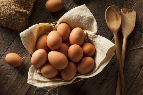 Một số người có cơ địa nhạy cảm với protein trong trứng gà, dễ gặp phải các phản ứng dị ứng như nổi mề đay, ngứa, đau bụng hoặc thậm chí khó thở. Ảnh minh họa