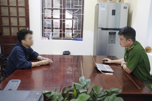Cơ quan Công an lấy lời khai Nguyễn Văn Tuấn - đối tượng chủ mưu, cầm đầu ổ nhóm đánh bạc và rửa tiền. Ảnh: Công an tỉnh Nghệ An.