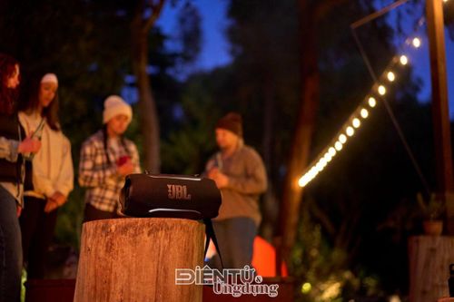 JBL Xtreme 5 còn được bổ sung thiết kế chân đế mới giúp loa đứng vững hơn trên nhiều bề mặt khác nhau.