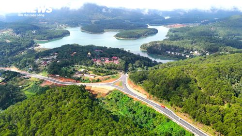 Ẩn mình giữa rừng thông bạt ngàn, hồ Tuyền Lâm là điểm dừng chân không thể bỏ qua tại Đà Lạt. Ở đây, không khí quanh năm mát lạnh. Cây cối, hồ nước xanh tốt bốn mùa. Những ai muốn gần gũi thiên nhiên, yên tĩnh và tận hưởng cái lạnh của Đà Lạt thì hãy đến với nơi này. 