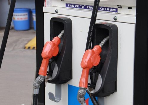 Giá nhập khẩu xăng dầu tăng mạnh góp phần đưa tổng giá trị nhập khẩu tăng trong 5 tháng qua. Ảnh: L.G