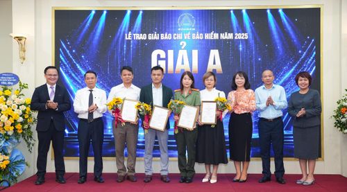 Trao giải cho các tác giả, nhóm tác giả đạt giải A. Ảnh: Trung Nguyên