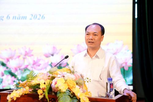 Bí thư Đảng ủy, Chủ tịch HĐND xã Đông Anh Nguyễn Anh Dũng phát biểu tại hội nghị. Ảnh:MK