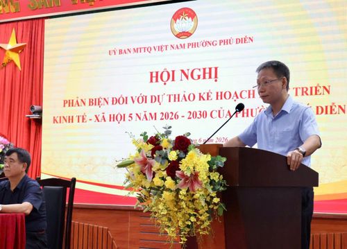 Phó Chủ tịch Thường trực UBND phường Phú Diễn Cấn Đức Dũng tiếp thu, giải trình các nội dung đại biểu quan tâm. Ảnh: QA